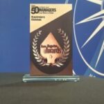 Na granatowym tle djęcie nagroday dla: Kazimierz Dziełak TOP 50 Managers,