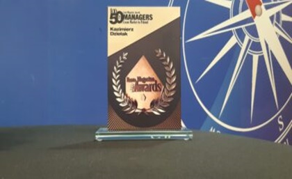 Na granatowym tle djęcie nagroday dla: Kazimierz Dziełak TOP 50 Managers,