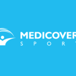 na niebieskim tle logotyp firmy Medicover Sport